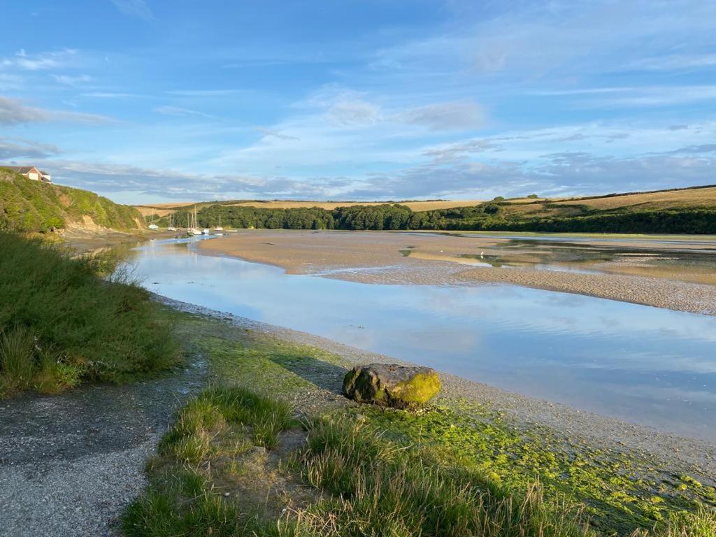 1 Chatsworth Riverscape Apartments - Riverview Apartment In Great Location With Free Parking Overlooking The Gannel Just A Short Walk From Newquays Incredible Beaches And Local Amenities New Quay Eksteriør billede